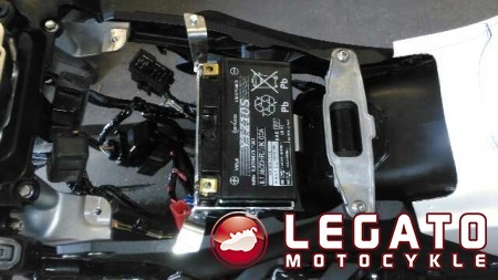 Uchwyt na akumulator Motoholders Kawasaki ZX 10 R/16- srebrny